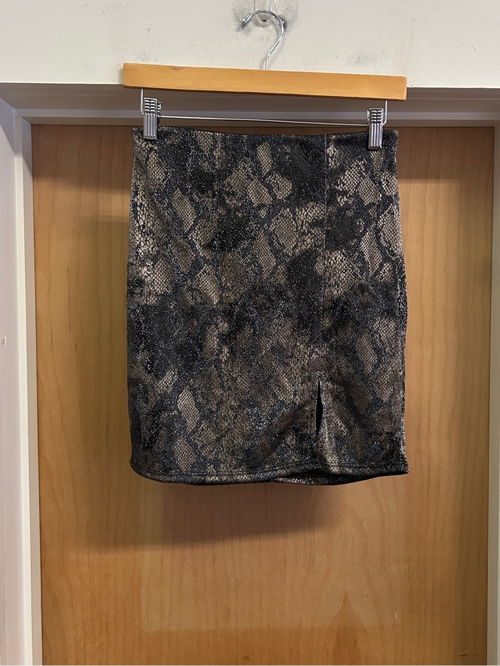 NWT! Windsor Snake Print Shiny Pull On Mini Skirt with Front Side Slit - size S